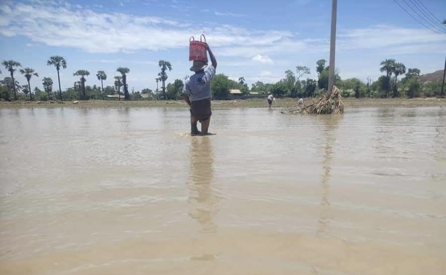 (ယင်းမာပင်နယ်တွင် ရေနစ်မြုပ်ခဲ့သော ကျေးရွာမှ ဒေသခံတစ်ဦးအား တွေ့ရစဥ်။ ဓာတ်ပုံ-ယင်းမာပင်မြို့နယ် သတင်းမှန်ပြန်ကြားရေး)