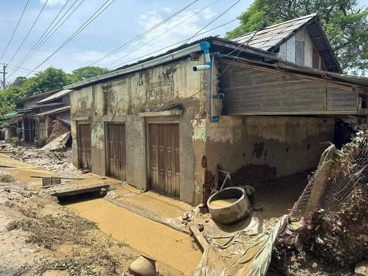 (ဆင်ဖြူကျွန်းမြို့ပေါ်တွင် ရေများကျဆင်းသွားပြီးနောက် တွေ့ရစဥ်။ ဓာတ်ပုံ-Cj)