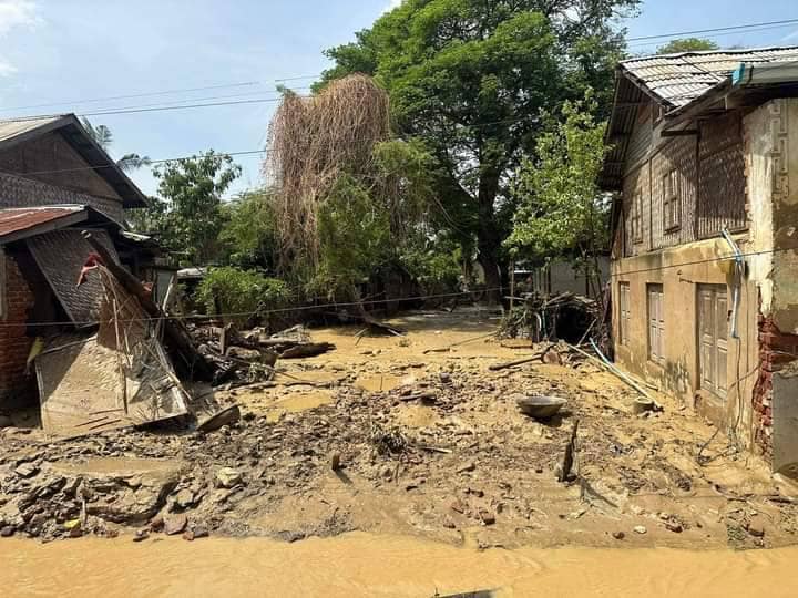 (ဆင်ဖြူကျွန်းမြို့ပေါ်တွင် ရေများကျဆင်းသွားပြီးနောက် တွေ့ရစဥ်။ ဓာတ်ပုံ-Cj)