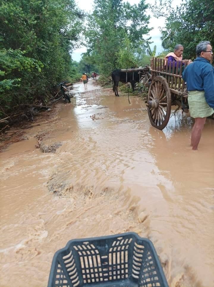 (ယင်းမာပင်နယ်ရှိ ကျေးရွာချင်းဆက်လမ်းများ ပျက်စီးနေသည်ကို တွေ့ရစဥ် နှင့် ဆားလင်းကြီးနယ်ရှိ စစ်ဘေးရှောင်နေအိမ်အချို့ ရေများဝင်ရောက်နေစဥ်။ ဓာတ်ပုံ- ပြည်ထောင်စုလွတ်မြောက်ရေးတပ်ဦး(ဗဟို)၊ အညာပစ်တိုင်းထောင်လေးများ)