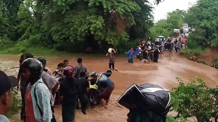 (စစ်ကောင်စီတပ်စစ်ကြောင်းကြောင့် ထွက်ပြေးတိမ်းရှောင်လာရသည့် ကနီနယ်မှ ဒေသခံပြည်သူများအား တွေ့ရစဥ်။ ဓာတ်ပုံ - ပြည့်အောင်နိုင်(ကနီ))