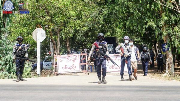 (ကရင်ပြည်နယ် ကော့ကရိတ်မြို့အဝင်၌ ၂၀၂၁ မတ်လ ၆ ရက်က စစ်အာဏာရှင်ဆန့်ကျင်ရေးဆန္ဒပြသူများအား အဝင်မခံဘဲ တားဆီးထားသည့် စစ်ကောင်စီတပ်သားများအား တွေ့ရစဉ်။ ဓာတ်ပုံ - Thoo Lei News)