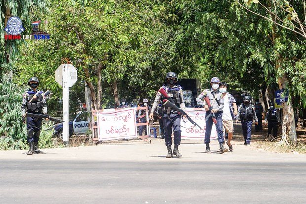 (ကရင်ပြည်နယ် ကော့ကရိတ်မြို့အဝင်၌ ၂၀၂၁ မတ်လ ၆ ရက်က စစ်အာဏာရှင်ဆန့်ကျင်ရေးဆန္ဒပြသူများအား အဝင်မခံဘဲ တားဆီးထားသည့် စစ်ကောင်စီတပ်သားများအား တွေ့ရစဉ်။ ဓာတ်ပုံ - Thoo Lei News)