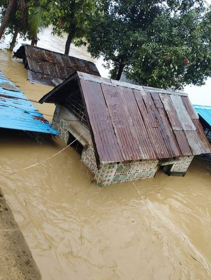 (ဆင်ဖြူကျွန်းမြို့ပေါ်နှင့် ကျေးရွာများ မေ ၁၄ ရက်ကရေကြီးရေလျှံမှုဖြစ်ပွားနေစဥ်။ ဓာတ်ပုံ - CJ)