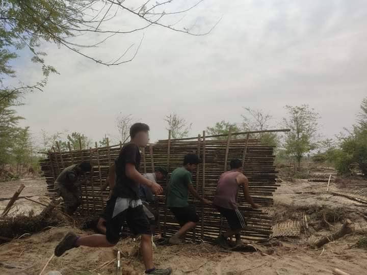 (စစ်ဘေးရှောင်တဲများအား ပြန်လည်ရှင်းလင်းတည်ဆောက်ရာတွင် ပြည်သူ့ရဲဘော်များ ကူညီပေးနေစဥ်။ ဓာတ်ပုံ-ပြည်သူ့တော်လှန်ရေးတပ်ဦး)