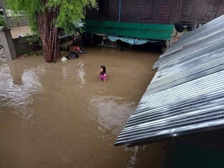 (ဆင်ဖြူကျွန်းမြို့ပေါ်နှင့် ကျေးရွာများ မေ ၁၄ ရက်ကရေကြီးရေလျှံမှုဖြစ်ပွားနေစဥ်။ ဓာတ်ပုံ - CJ)