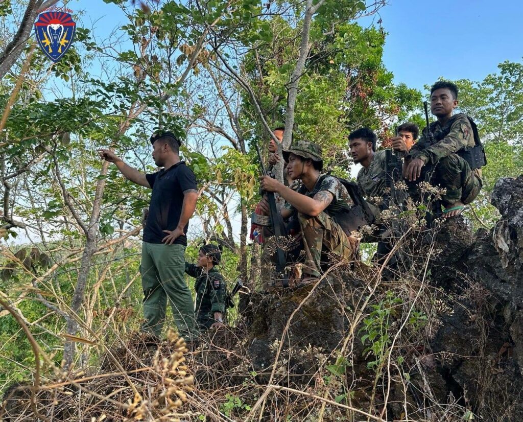 (စစ်ကောင်စီတပ်အား တိုက်ခိုက်နေသော ကော်ဘရာစစ်ကြောင်းမှ ရဲဘော်များအား တွေ့ရစဥ်။ ဓာတ်ပုံ - Cobra Column)