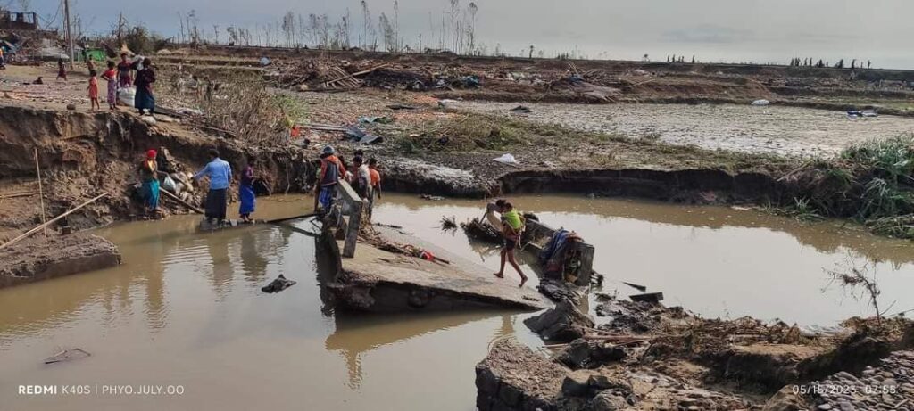 (စစ်တွေမြို့နယ်က မိုခါမုန်တိုင်းဒဏ်ခံခဲ့ရတဲ့ ဂျိုဟင်ဂျာ မွတ်စလင် ဒုက္ခသည်စခန်းတွေနဲ့ ကျေးရွာတွေမှာ မုန်တိုင်းကြောင့် အပျက်အစီးတွေ ၊ သေဆုံးထိခိုက်ပျက်စီးမှုကောက်ယူပြီးတဲ့ရွာစာရင်းနဲ့ သေဆုံးသွားသူတွေရဲ့ နာရေးပြုလုပ်ဖို့ ပြင်ဆင်နေစဥ်။ဓါတ်ပုံ- Getty Images ၊CJ)