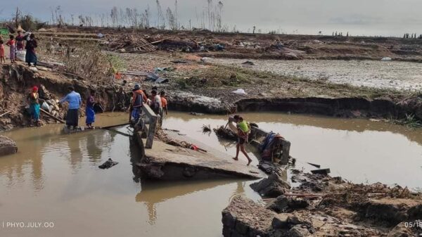 (စစ်​တွေမြို့နယ်က မိုခါမုန်တိုင်းဒဏ်ခံခဲ့ရတဲ့ ဂျိုဟင်ဂျာ မွတ်စလင် ဒုက္ခသည်စခန်း​တွေနဲ့ ​ကျေးရွာ​တွေမှာ မုန်တိုင်း​ကြောင့် အပျက်အစီး​​တွေ ၊ ​​သေဆုံးထိခိုက်ပျက်စီးမှု​ကောက်ယူပြီးတဲ့ရွာစာရင်းနဲ့ သေဆုံးသွားသူ​တွေရဲ့ နာ​ရေးပြုလုပ်ဖို့ ပြင်ဆင်​နေစဥ်။ဓါတ်ပုံ- Getty Images ၊CJ)
