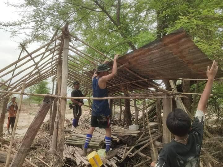 (စစ်ဘေးရှောင်တဲများအား ပြန်လည်ရှင်းလင်းတည်ဆောက်ရာတွင် ပြည်သူ့ရဲဘော်များ ကူညီပေးနေစဥ်။ ဓာတ်ပုံ-ပြည်သူ့တော်လှန်ရေးတပ်ဦး)