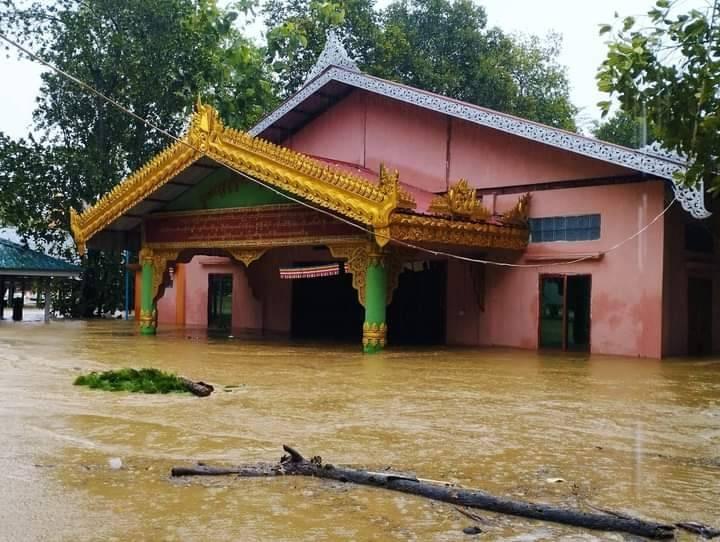 (ဆင်ဖြူကျွန်းမြို့ပေါ်နှင့် ကျေးရွာများ မေ ၁၄ ရက်ကရေကြီးရေလျှံမှုဖြစ်ပွားနေစဥ်။ ဓာတ်ပုံ - CJ)