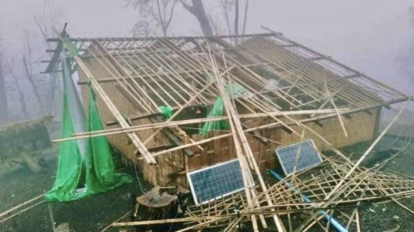 (မိုခါဆိုင်ကလုန်းမုန်တိုင်းကြောင့် ချင်းပြည်နယ် မင်းတပ်မြို့နယ်အတွင်းရှိ နေအိမ်တစ်လုံး ပျက်စီးနေသည်ကို တွေ့ရစဉ်။ ဓာတ်ပုံ - မင်းတပ် - ပအဖ)