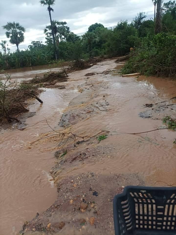 (ယင်းမာပင်နယ်ရှိ ကျေးရွာချင်းဆက်လမ်းများ ပျက်စီးနေသည်ကို တွေ့ရစဥ် နှင့် ဆားလင်းကြီးနယ်ရှိ စစ်ဘေးရှောင်နေအိမ်အချို့ ရေများဝင်ရောက်နေစဥ်။ ဓာတ်ပုံ- ပြည်ထောင်စုလွတ်မြောက်ရေးတပ်ဦး(ဗဟို)၊ အညာပစ်တိုင်းထောင်လေးများ)