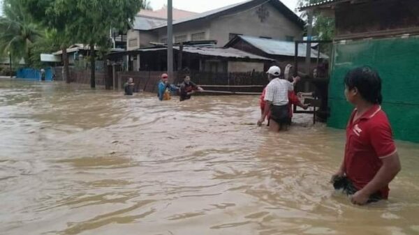 (ဆင်ဖြူကျွန်းမြို့ပေါ်နှင့် ကျေးရွာများ ​မေ ၁၄ ရက်ကရေကြီးရေလျှံမှုဖြစ်ပွားနေစဥ်။ ဓာတ်ပုံ - CJ)