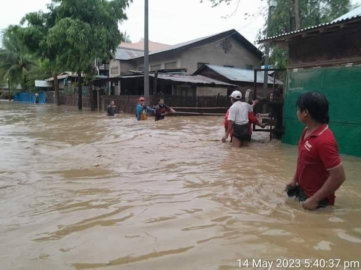(ဆင်ဖြူကျွန်းမြို့ပေါ်နှင့် ကျေးရွာများ ​မေ ၁၄ ရက်ကရေကြီးရေလျှံမှုဖြစ်ပွားနေစဥ်။ ဓာတ်ပုံ - CJ)
