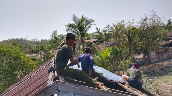 (မိုခါမုန်တိုင်း​ကြောင့် ပျက်စီးသွား​သော​နေအိမ်များကို ကူညီ​ဆောက်လုပ်​ပေး​နေ​​သော AA တပ်ဖွဲ့ဝင်များ။ဓါတ်ပုံ-Araken Princess)