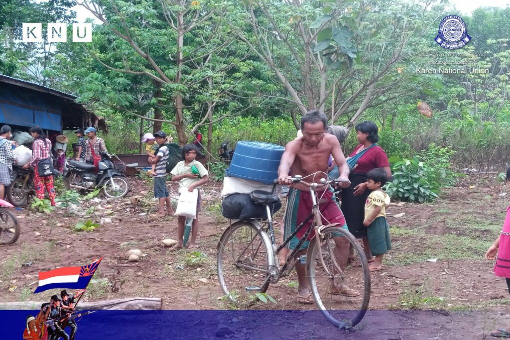 (ထွက်ပြးတိမ်းရှောင်နေရသော မူးမြို့နယ်အတွင်းမှ ဒေသခံပြည်သူများအား တွေ့ရစဥ်။ ဓာတ်ပုံ - KNU)