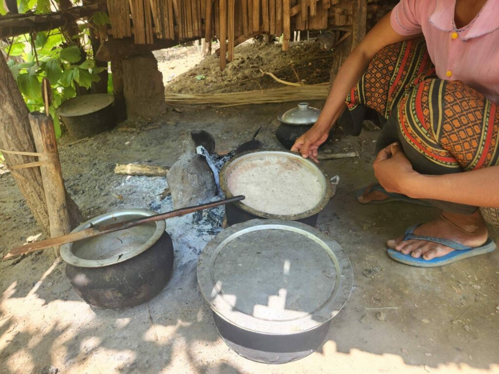 (စစ်ကောင်စီ၏ဆန်ဖြတ်တောက်မှုကြောင့် စစ်ဘေးရှောင်ပြည်သူများမှာ ပို၍အခက်အခဲတွေ့နေကြသည်။ ဓါတ်ပုံ-People's Spring)