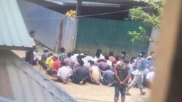 (စစ်​ကောင်စီတပ်က ၂၀၂၃ ဧပြီ ၂၆ ရက်က ဖားကန့်မြို့နယ်၊မဇွပ်ယန်နှင့် ဆန်ခါ ကျေးရွာ ၂ရွာ ပြည်သူများကိုစစ်​ကောင်စီတပ်က လူသားဒိုင်းအဖြစ်အသုံးပြုရန်ဖမ်းဆီးထားစဥ်။ ဓါတ်ပုံ- အောင်ဇော်မိုး)