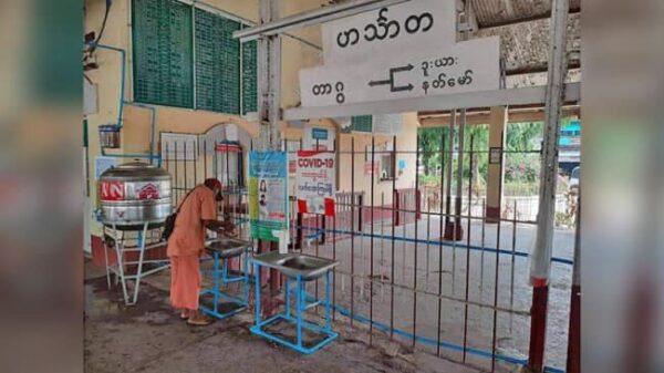 (ဟင်္သာတမြို့ရှိ မီးရထားဘူတာအား တွေ့ရစဥ်။ ဓာတ်ပုံ - CJ)