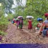 (ထွက်ပြးတိမ်းရှောင်နေရသော မူးမြို့နယ်အတွင်းမှ ဒေသခံပြည်သူများအား တွေ့ရစဥ်။ ဓာတ်ပုံ - KNU)