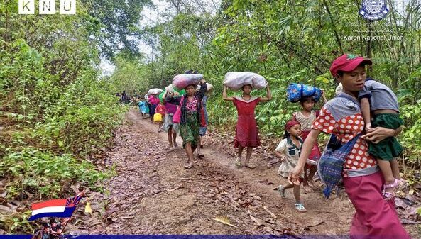 (ထွက်ပြးတိမ်းရှောင်နေရသော မူးမြို့နယ်အတွင်းမှ ဒေသခံပြည်သူများအား တွေ့ရစဥ်။ ဓာတ်ပုံ - KNU)