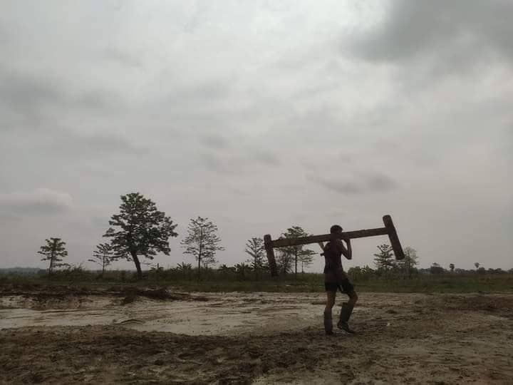 (စစ်ဘေးရှောင်တဲများအား ပြန်လည်ရှင်းလင်းတည်ဆောက်ရာတွင် ပြည်သူ့ရဲဘော်များ ကူညီပေးနေစဥ်။ ဓာတ်ပုံ-ပြည်သူ့တော်လှန်ရေးတပ်ဦး)