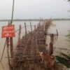 (ခင်ဦးနှင့် ရေဦးနယ်သို့ ဆက်သွယ်ထားသောပျက်စီးသွားသည့် ကိုယ်ထူကိုယ်ထတံတားအား တွေ့ရစဥ်နှင့် ပုလဲနယ်အတွင်း မိုခါမုန်တိုင်းကြောင့် ပျက်စီးဆုံးရှုံးမှုများအား တွေ့ရစဥ်။ ဓာတ်ပုံ - Pale Entertainment၊ KDK)