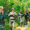 (ဒီးမော့ဆိုမြို့နယ်ပြည်သူ့ကာကွယ်ရေးတပ်(DMO local PDF)မှ ရဲဘော်များအား ရှေ့တန်းတစ်နေရာ၌ တွေ့ရစဥ်။ ဓာတ်ပုံ - DMO local PDF)