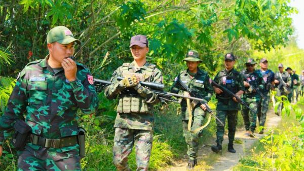 (ဒီးမော့ဆိုမြို့နယ်ပြည်သူ့ကာကွယ်ရေးတပ်(DMO local PDF)မှ ရဲဘော်များအား ရှေ့တန်းတစ်နေရာ၌ တွေ့ရစဥ်။ ဓာတ်ပုံ - DMO local PDF)