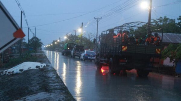 စစ်တွေမြို့မှာ မုန်တိုင်းမဝင်မီစစ်ကောင်စီတပ်ဖွဲ့ဝင်တွေကိုတွေ့ရစဉ်