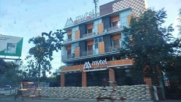 (စစ်ကောင်စီတပ်သားများရှိရာ မုံရွာမြို့ရှိ My Tel ရုံးအား တွေ့ရစဥ်။ ဓာတ်ပုံ - မုံရွာရပ်ကွက် ကင်းထောက်များ)
