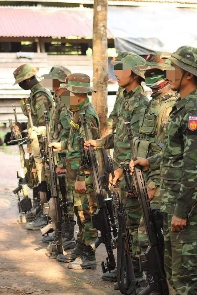(ရဲ​ဘော်များကို အထူးလက်​ဖြောင့်မွန်းမံသင်တန်း​ပေး​နေစဥ်။ဓါတ်ပုံ-SOF)