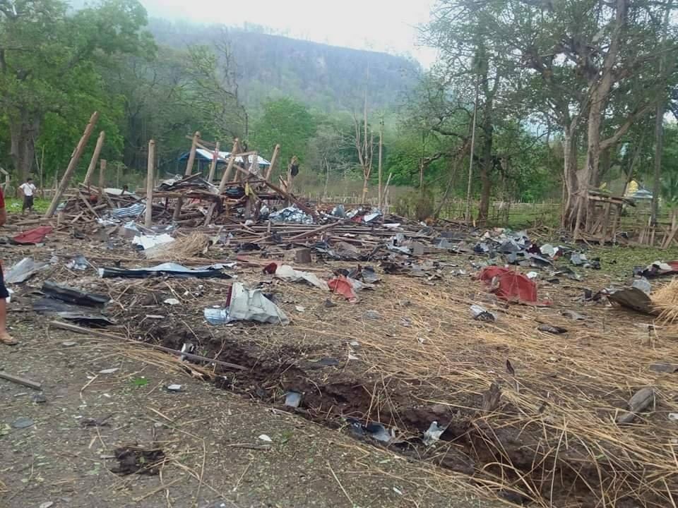 (ယနေ့နံနက်အစောပိုင်းတွင် စစ်ကောင်စီက တိုက်လေယာဥ်ဖြင့် ဗုံးကြဲတိုက်ခိုက်ခဲ့သည့် စောလုံကျေးရွာမှ ပျက်စီးခဲ့သည့် အဆောက်အဦးများအား တွေ့ရစဥ်။ ဓာတ်ပုံ - CJ)