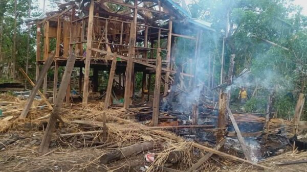(ယနေ့နံနက်အစောပိုင်းတွင် စစ်ကောင်စီက တိုက်လေယာဥ်ဖြင့် ဗုံးကြဲတိုက်ခိုက်ခဲ့သည့် စောလုံကျေးရွာမှ ပျက်စီးခဲ့သည့် အဆောက်အဦးများအား တွေ့ရစဥ်။ ဓာတ်ပုံ - CJ)