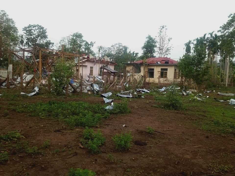 (ယနေ့နံနက်အစောပိုင်းတွင် စစ်ကောင်စီက တိုက်လေယာဥ်ဖြင့် ဗုံးကြဲတိုက်ခိုက်ခဲ့သည့် စောလုံကျေးရွာမှ ပျက်စီးခဲ့သည့် အဆောက်အဦးများအား တွေ့ရစဥ်။ ဓာတ်ပုံ - CJ)