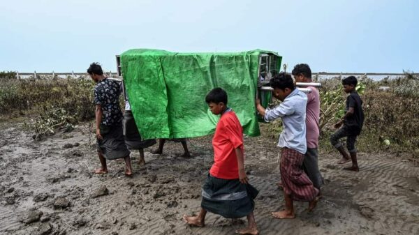 (​မုန်တိုင်း​ကြောင့်သေဆုံးခဲ့​သူများရုပ်အ​လောင်းများကို သဂြိုဟ်ရန် သယ်ယူ​နေကြစဥ်။ဓါတ်ပုံ-Getty images)
