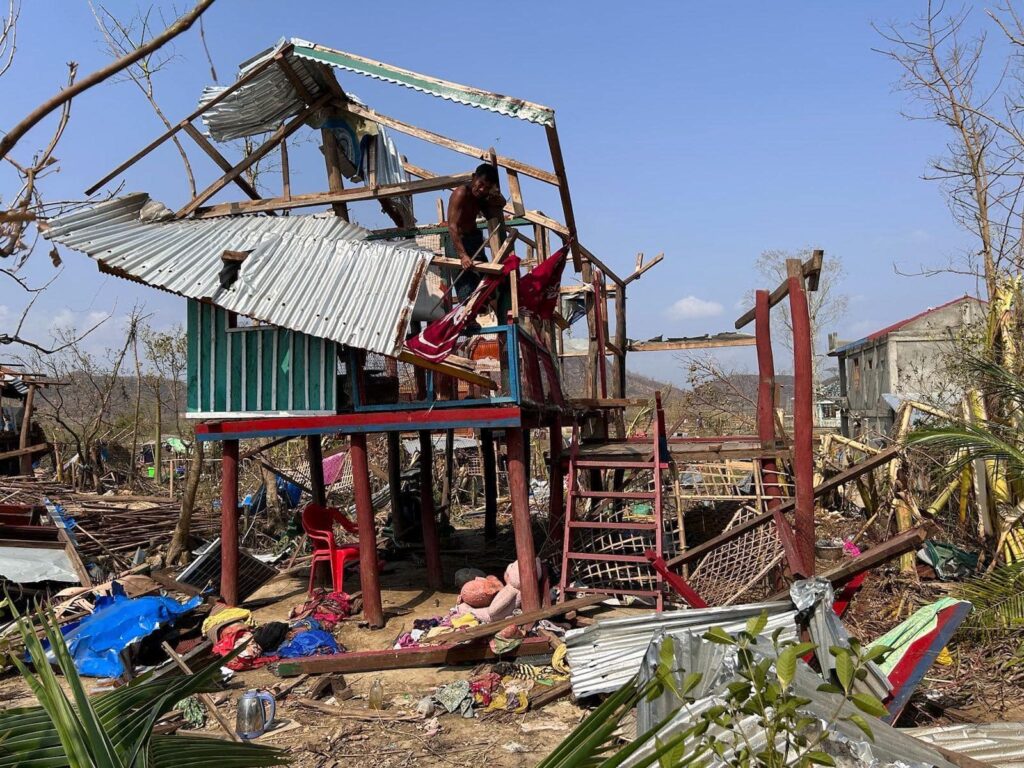 မိုခါမုန်တိုင်းကြောင့် ရခိုင်ပြည်နယ်ရှိ လူနေအိမ်တစ်လုံး ပျက်စီးနေသည်ကို တွေ့ရစဉ်။ ဓာတ်ပုံ- UN OCHA