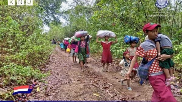 (စစ်ကောင်စီတပ်ရန်ကြောင့် ဘေးလွတ်ရာထွက်ပြေးတိမ်းရှောင်နေရသော မုန်းဒေသမှ ပြည်သူများအား တွေ့ရစဥ်။ ဓာတ်ပုံ - KNU)