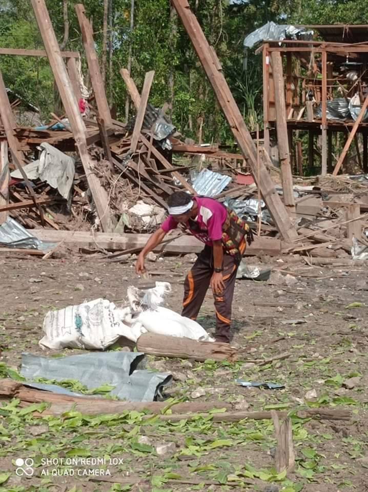 (ယနေ့နံနက်အစောပိုင်းတွင် စစ်ကောင်စီက တိုက်လေယာဥ်ဖြင့် ဗုံးကြဲတိုက်ခိုက်ခဲ့သည့် စောလုံကျေးရွာမှ ပျက်စီးခဲ့သည့် အဆောက်အဦးများအား တွေ့ရစဥ်။ ဓာတ်ပုံ - CJ)