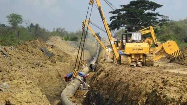 (တရုတ်နိုင်ငံကို သွယ်တန်းစဉ်ကမြင်တွေ့ရသည့် ရေနံနှင့် သဘာဝ ဓာတ်ငွေ့ပိုက်လိုင်း။ ဓာတ်ပုံ – Shwe Gas)
