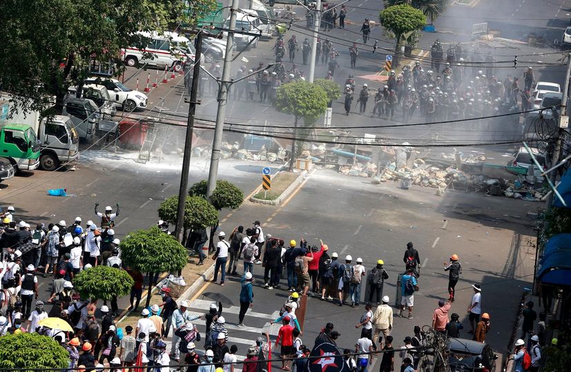 (စစ်တပ်အာဏာသိမ်းမှုအပေါ် ကန့်ကွက်ကြောင်း ၂၀၂၁ ဖေဖော်ဝါရီ ၂၈ရက်က ရန်ကုန်မြို့ စမ်းချောင်းမြို့၌ ငြိမ်းချမ်းစွာဆန္ဒပြတောင်းဆိုနေသော ပြည်သူများအား ပစ်ခတ်ဖြိုခွင်းနေသော စစ်ကောင်စီလက်ပါးစေများအား တွေ့ရစဥ်။ ဓာတ်ပုံ - PS)