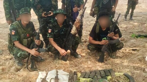 (စစ်ကောင်စီတပ်အား ပစ်ခတ်တိုက်ခိုက်ပြီးနောက် ရရှိသော လက်နက်များအား ပြသထားစဉ်။ ဓာတ်ပုံ - Royal Peacock Column)