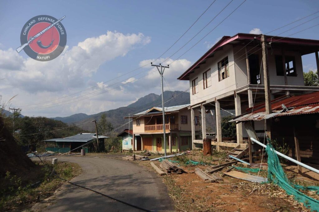 (မေလ ၁၄ရက်က တိုက်ခတ်သောမုန်တိုင်းကြောင့် မတူပီမြို့နယ်အတွင်း နေအိမ်များထိခိုက်ပျက်စီးနေသည်ကို တွေ့ရစဉ်။ ဓာတ်ပုံ - မတူပီ CDF)