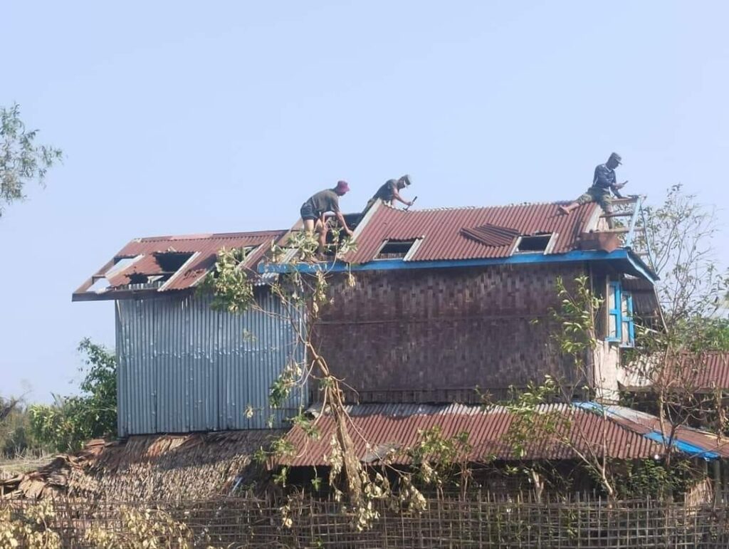 (မိုခါမုန်တိုင်းကြောင့် ပျက်စီးသွားသောနေအိမ်များကို ကူညီဆောက်လုပ်ပေးနေသော AA တပ်ဖွဲ့ဝင်များ။ဓါတ်ပုံ-Araken Princess)