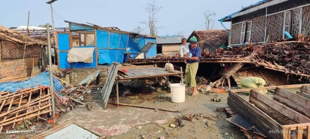 (မေလ ၁၄ရက်က တိုက်ခတ်သောမုန်တိုင်းကြောင့် မတူပီမြို့နယ်အတွင်း နေအိမ်များထိခိုက်ပျက်စီးနေသည်ကို တွေ့ရစဉ်။ ဓာတ်ပုံ - မတူပီ CDF)