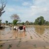 (ရေထဲမျောပါသေဆုံးခဲ့သည့် အသက်၂၂အရွယ်လူငယ်ရုပ်အလောင်းအား ပြန်လည်သယ်ယူလာစဥ်။ ဓာတ်ပုံ - Cj)