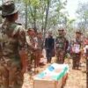 (ကျဆုံး CNDF တပ်ဖွဲ့ဝင်တစ်ဦး၏ နာ​ရေးနှင့် (၂)နှစ်မြောက် ချင်းအမျိုးသားအာဇာနည်နေ့အထိမ်းအမှတ်အလံကိုတိုင်တစ်ဝက်တွင်လွှင့်ထားစဥ်။ ဓါတ်ပုံ-CNDF)