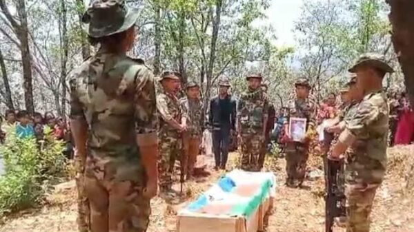 (ကျဆုံး CNDF တပ်ဖွဲ့ဝင်တစ်ဦး၏ နာ​ရေးနှင့် (၂)နှစ်မြောက် ချင်းအမျိုးသားအာဇာနည်နေ့အထိမ်းအမှတ်အလံကိုတိုင်တစ်ဝက်တွင်လွှင့်ထားစဥ်။ ဓါတ်ပုံ-CNDF)
