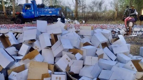 (ယမန်နေ့က စစ်ဆေးရမိသော စစ်ကောင်စီထုတ်ကုန် ဘီယာများအား ဖျက်ဆီးနေစဉ်။ ဓာတ်ပုံ ခင်ဦး မြို့နယ် - ပအဖ)